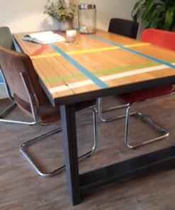 tafel van oude sportvloer met lijnen