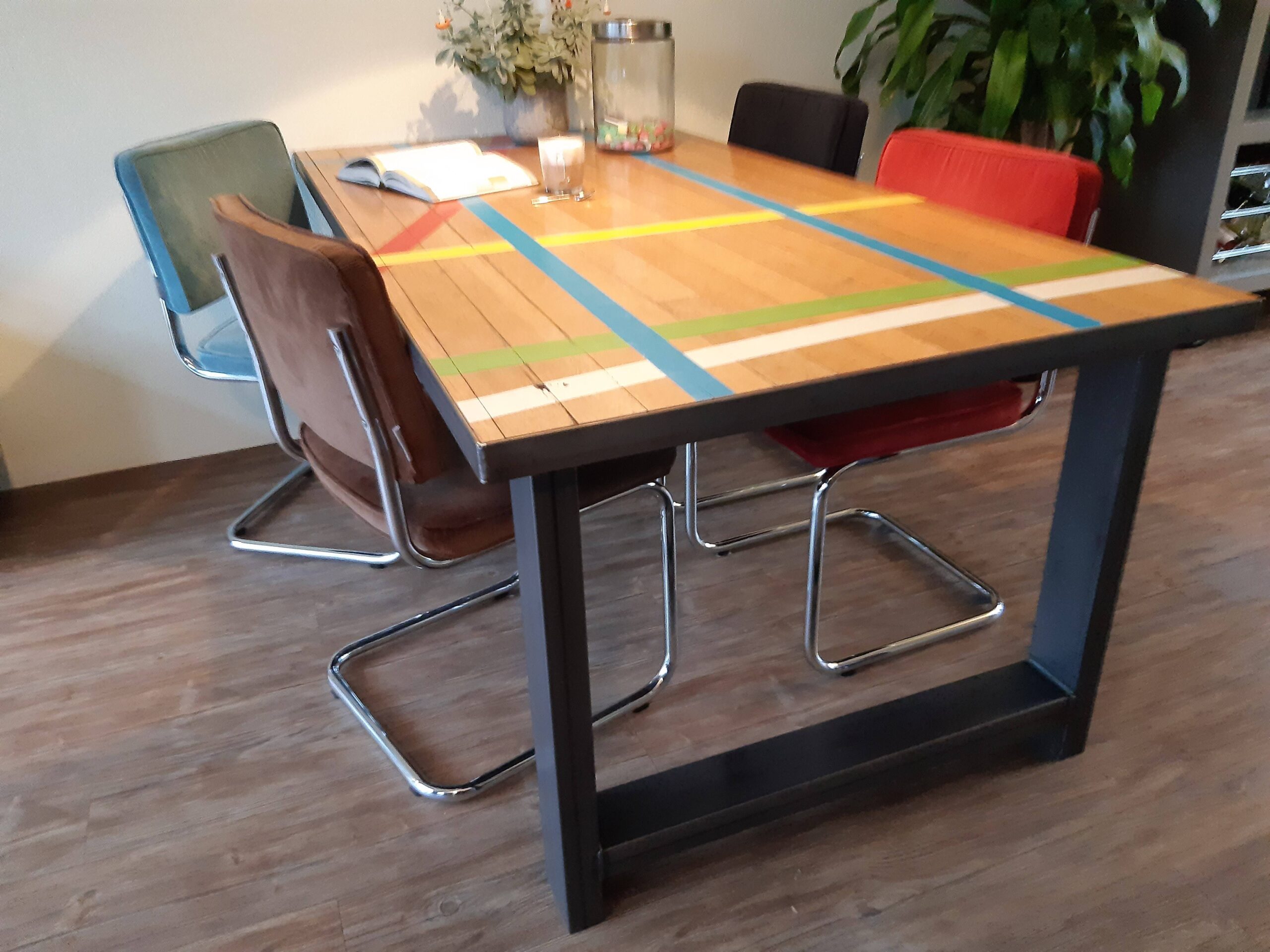 tafel van oude sportvloer met lijnen