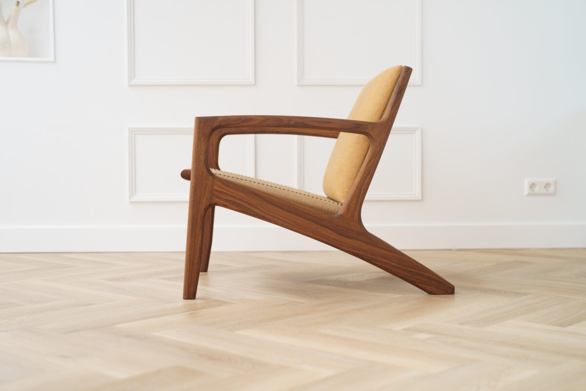 loungestoel van walnoothout met zitting van deens koord