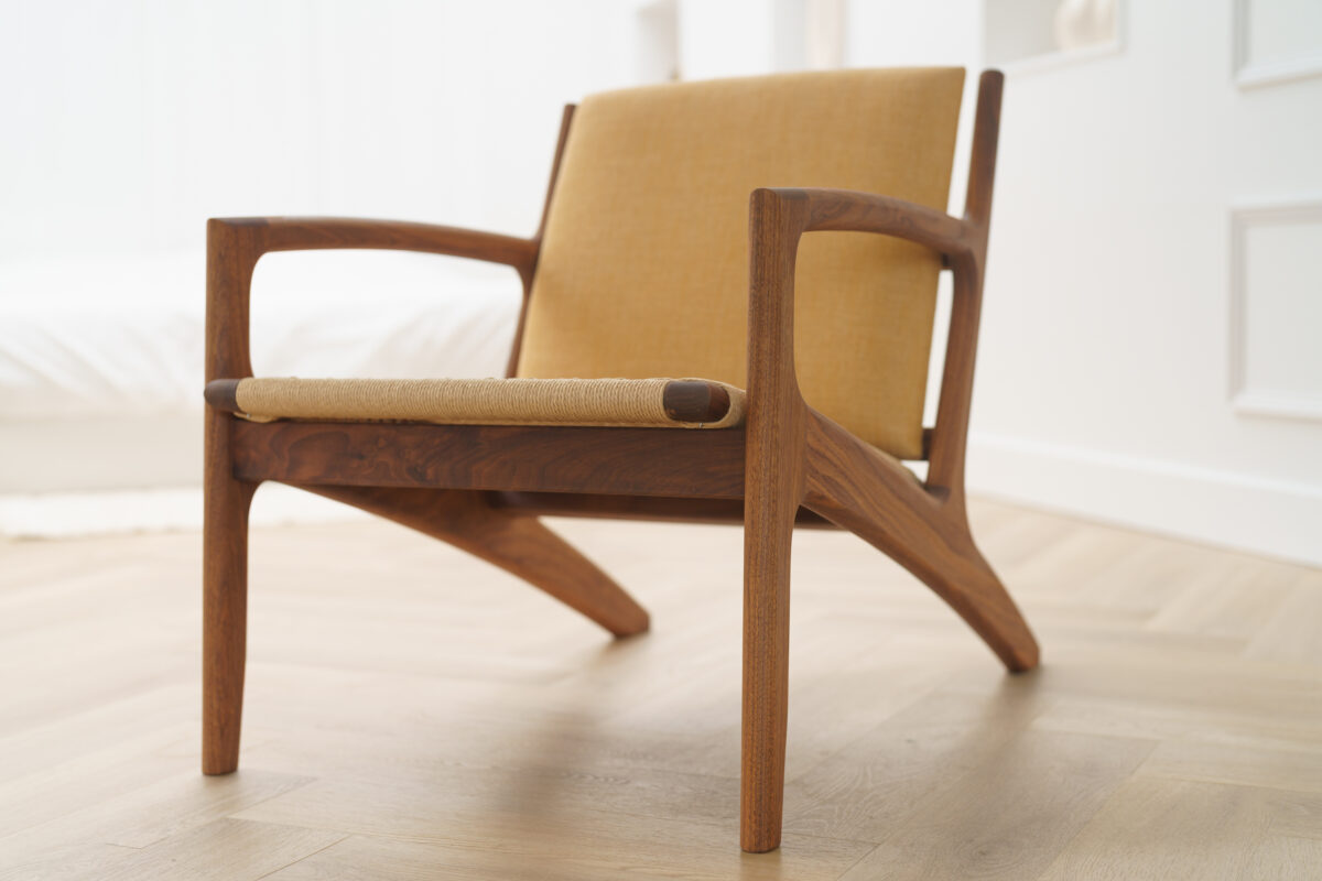 loungestoel van walnoothout met zitting van deens koord