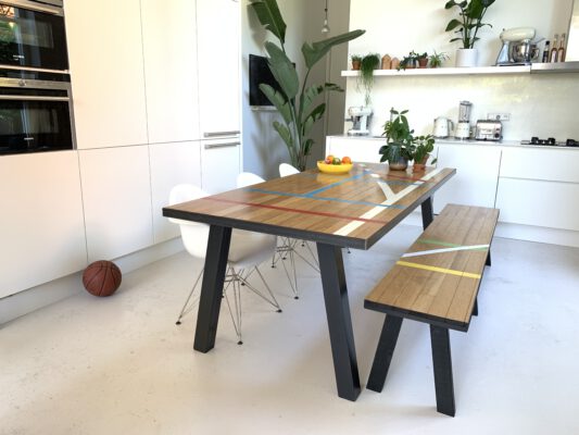 Sportvloertafel met zwart stalen rand