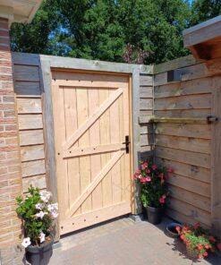 douglas tuindeur op maat gemaakt met zwart hang- en sluitwerk